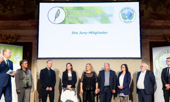 Gruppenfoto der Jury-Mitglieder bei der Green Brands Austria Gala in Wien vor einer Leinwand mit dem Titel „Österreichischer Umweltjournalismus-Preis 2021/2022“ – feierliche Preisverleihung im Zeichen von Umwelt- und Naturschutz.