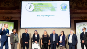 Gruppenfoto der Jury-Mitglieder bei der Green Brands Austria Gala in Wien vor einer Leinwand mit dem Titel „Österreichischer Umweltjournalismus-Preis 2021/2022“ – feierliche Preisverleihung im Zeichen von Umwelt- und Naturschutz.