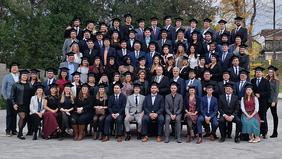 Gruppenfoto von Absolventinnen und Absolventen der FH Burgenland in festlicher Kleidung und Sponsionshüten bei der Sponsion im Schloss Esterházy – ein Moment des Stolzes und gemeinsamer Freude.