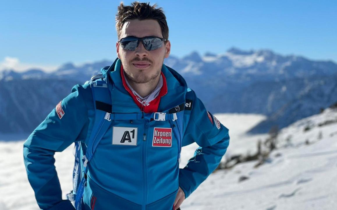 Constantin Haider steht in Outdoor-Bekleidung in einer verschneiten Berglandschaft.
