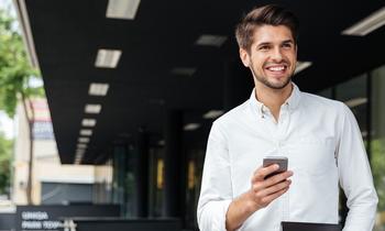 MA (CE) Eventmanagement und Sportmarketing Junger Mann steht vor einer Eventlocation – symbolisiert die Verbindung von Eventmanagement und Sportmarketing im berufsbegleitenden Fernstudium.