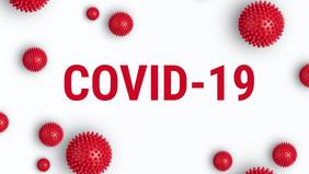 Grafik mit dem Schriftzug „COVID-19“ in großen roten Buchstaben. Rundherum sind stilisierte rote Virenpartikel abgebildet, die das SARS-CoV-2-Virus symbolisieren. Die Darstellung verweist auf eine eingeschränkte Präsenz aufgrund der Pandemie.