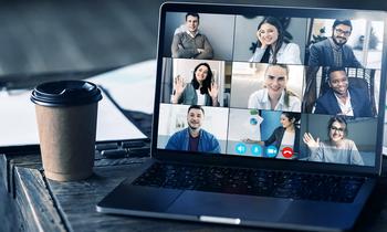Laptop mit geöffneter Videokonferenz: mehrere Personen lächeln in die Kamera – symbolisch für das Online Welcome Event der FH Burgenland Weiterbildung für neue Studierende.