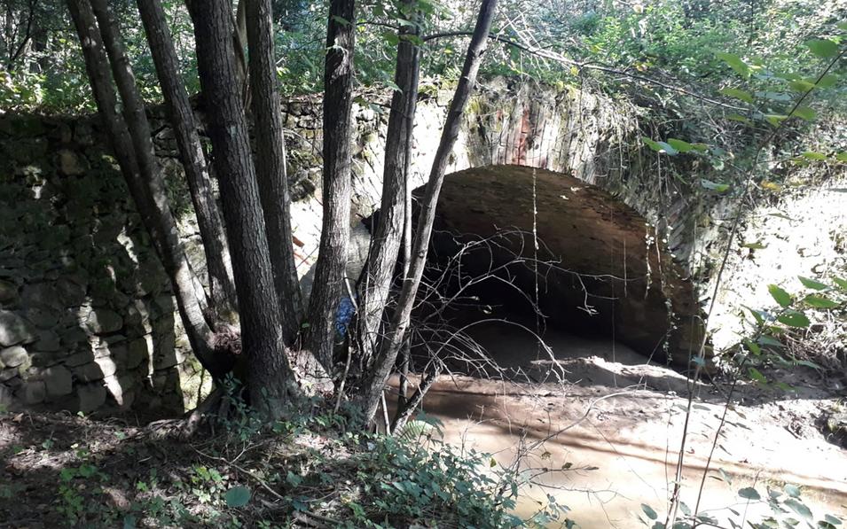Naturaufnahme eines kleinen Bachlaufs mit alter Steinbrücke im Wald – Eindrücke vom Weg durch die Natur beim Betriebsausflug.