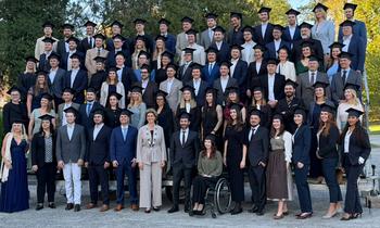 Fernstudierende der Hochschule Burgenland bei ihrer Sponsionsfeier im Schloss Esterházy in Eisenstadt, festlich gekleidet im historischen Schlossgarten.