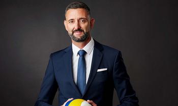 © Rene Hunderpfund | MBA Sportmanagement und Unternehmensführung Mann im Anzug mit Volleyball in der Hand vor dunklem Hintergrund – symbolisch für die Verbindung von Sport und Wirtschaft im MBA-Programm Sportmanagement und Unternehmensführung der Hochschule Burgenland.