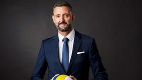 © Rene Hunderpfund | MBA Sportmanagement und Unternehmensführung Mann im Anzug mit Volleyball in der Hand vor dunklem Hintergrund – symbolisch für die Verbindung von Sport und Wirtschaft im MBA-Programm Sportmanagement und Unternehmensführung der Hochschule Burgenland.