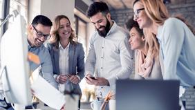 MBA E-Commerce und Online-Marketing Engagiertes Team in moderner Arbeitsumgebung schaut gemeinsam auf einen Bildschirm – steht sinnbildlich für kollaboratives, praxisnahes Lernen im MBA E-Commerce und Online-Marketing der FH Burgenland.