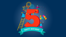 Illustration einer großen roten Zahl „5“ mit Geburtstagsmotiven: Konfetti, Luftballons, einer Torte und stilisierten Personen, die feiern. Darunter ein türkisfarbenes Banner mit dem Schriftzug „Happy Birthday“. Die Grafik symbolisiert das fünfjährige Bestehen der eLearning Academy for Communication in Kooperation mit dem AIM und der FH Burgenland.