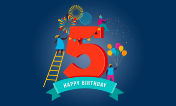 Illustration einer großen roten Zahl „5“ mit Geburtstagsmotiven: Konfetti, Luftballons, einer Torte und stilisierten Personen, die feiern. Darunter ein türkisfarbenes Banner mit dem Schriftzug „Happy Birthday“. Die Grafik symbolisiert das fünfjährige Bestehen der eLearning Academy for Communication in Kooperation mit dem AIM und der FH Burgenland.
