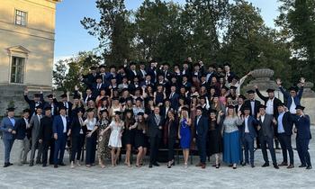 Gruppenfoto von festlich gekleideten Absolventinnen und Absolventen der FH Burgenland vor dem Schloss Esterházy – ein besonderer Moment akademischer Würdigung und gemeinsamer Freude.