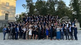 Gruppenfoto von festlich gekleideten Absolventinnen und Absolventen der FH Burgenland vor dem Schloss Esterházy – ein besonderer Moment akademischer Würdigung und gemeinsamer Freude.