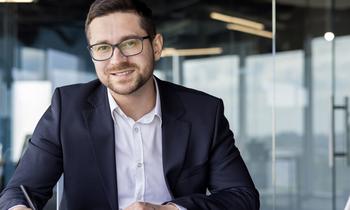 Neue Programme im Bereich ERP an der Hochschule Burgenland Freundlich lächelnder Mann am Laptop – steht für Kompetenz, digitale Weiterbildung und die neuen ERP-Programme der Hochschule Burgenland.