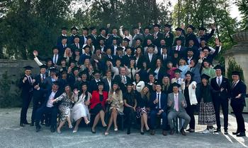 Glanzvolle Sponsion auf Schloss Esterházy für Alumni der FH Burgenland Gruppenfoto zahlreicher Absolventinnen und Absolventen der FH Burgenland in festlicher Kleidung und mit Sponsionshüten im Park von Schloss Esterházy – anlässlich einer feierlichen Sponsion.