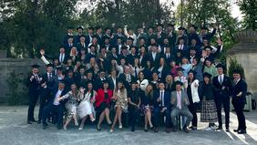 Glanzvolle Sponsion auf Schloss Esterházy für Alumni der FH Burgenland Gruppenfoto zahlreicher Absolventinnen und Absolventen der FH Burgenland in festlicher Kleidung und mit Sponsionshüten im Park von Schloss Esterházy – anlässlich einer feierlichen Sponsion.