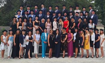 Sponsion FH Burgenland Gruppenfoto von Absolventinnen und Absolventen der FH Burgenland mit Sponsionshüten im Schlossgarten von Schloss Esterházy – feierlicher Moment nach der Sponsion 2024.