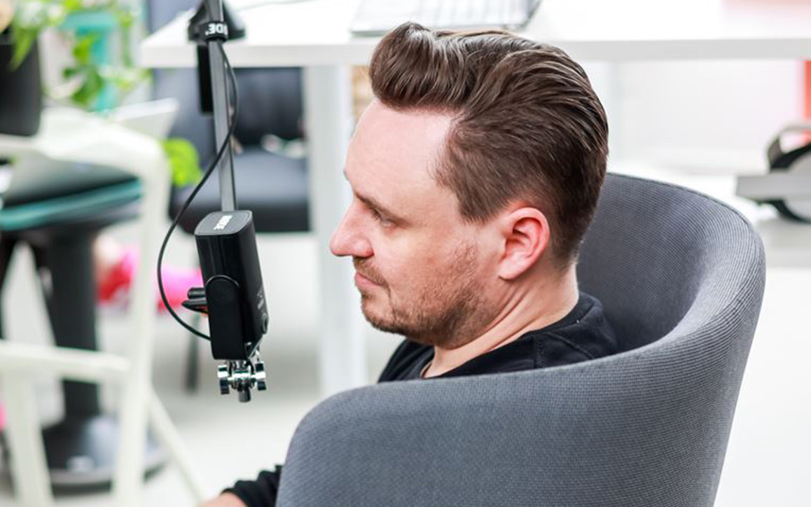Christian Steinberger bei der Arbeit: konzentriert, mit Mikrofon-Setup.