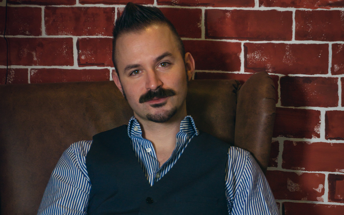 Arno Kersche als Content Creator, professionell posierend in Hemd und Weste – Darstellung seines kreativen Berufswegs nach dem Studium.