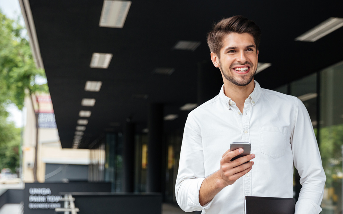 MA (CE) Eventmanagement und Sportmarketing Junger Mann steht vor einer Eventlocation – symbolisiert die Verbindung von Eventmanagement und Sportmarketing im berufsbegleitenden Fernstudium.