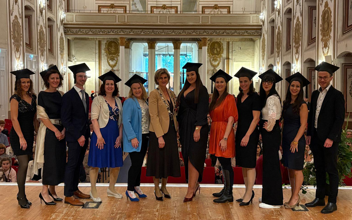 Bedeutender Studienabschluss und strahlende Gesichter im barocken Schloss Esterházy.