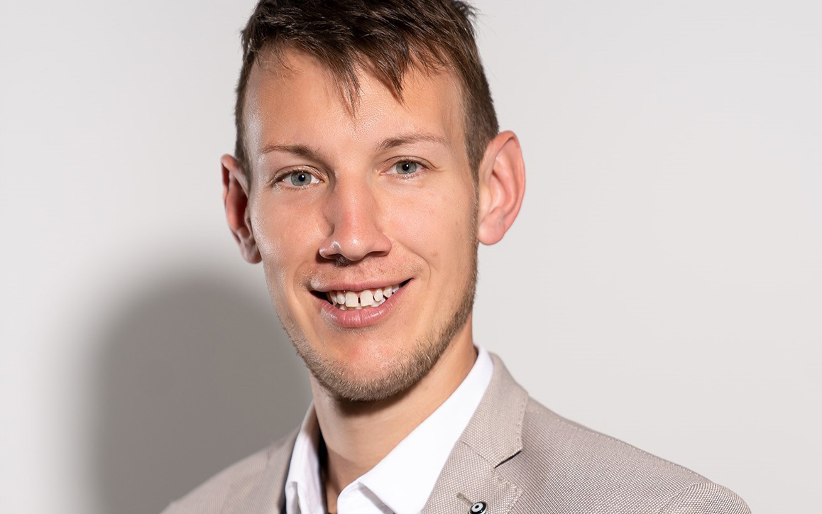 Christoph Tatzber, Absolvent des MBA-Wirtschaftsrecht, bei einem professionellen Porträtfoto.