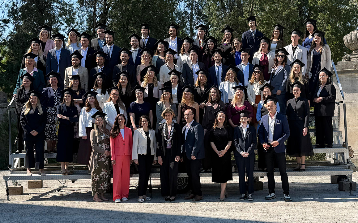 Gruppenfoto von Absolventinnen und Absolventen der Hochschule Burgenland im Schlossgarten Eisenstadt bei ihrer Sponsion.