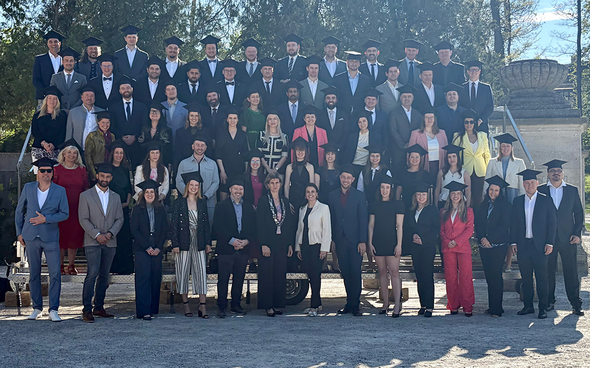Fernstudierende der Hochschule Burgenland während ihrer Sponsionsfeier im Schloss Esterházy in Eisenstadt.