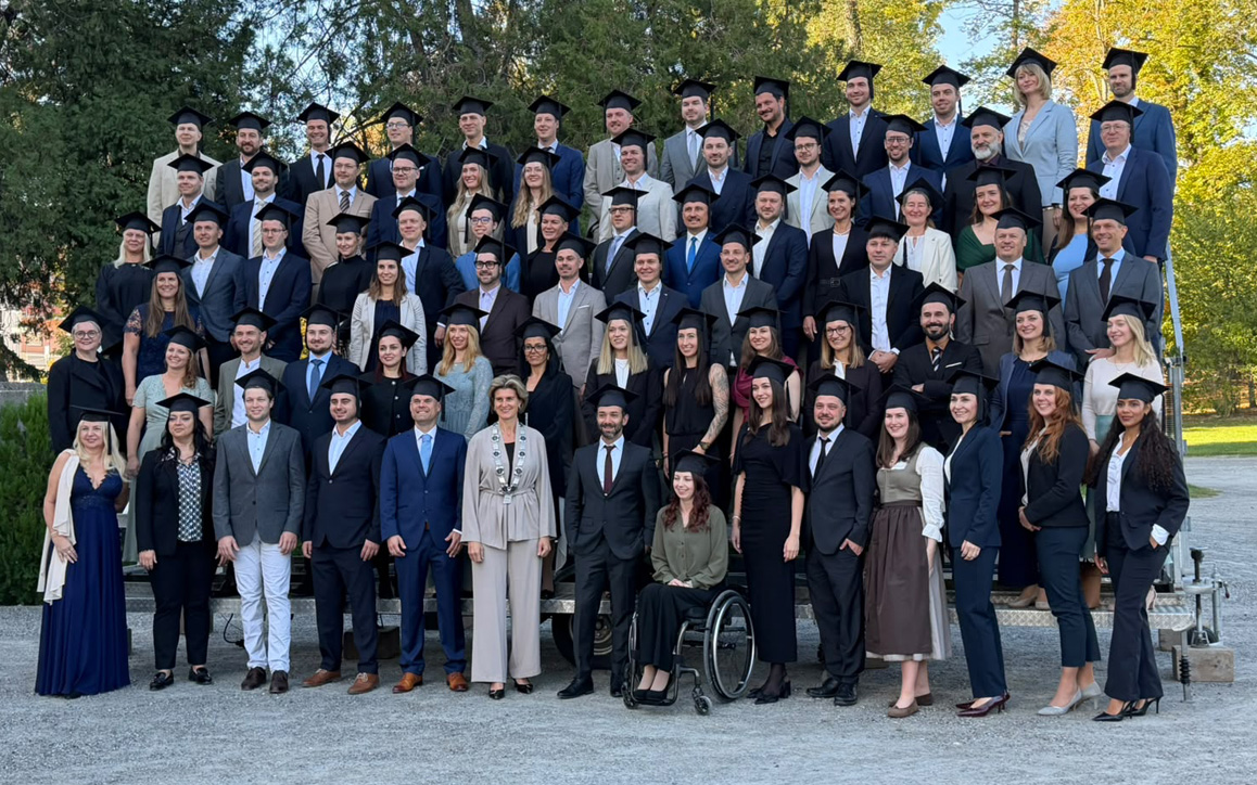 Gruppenfoto von Absolventinnen und Absolventen der Hochschule Burgenland im Schlossgarten Eisenstadt bei ihrer Sponsion.