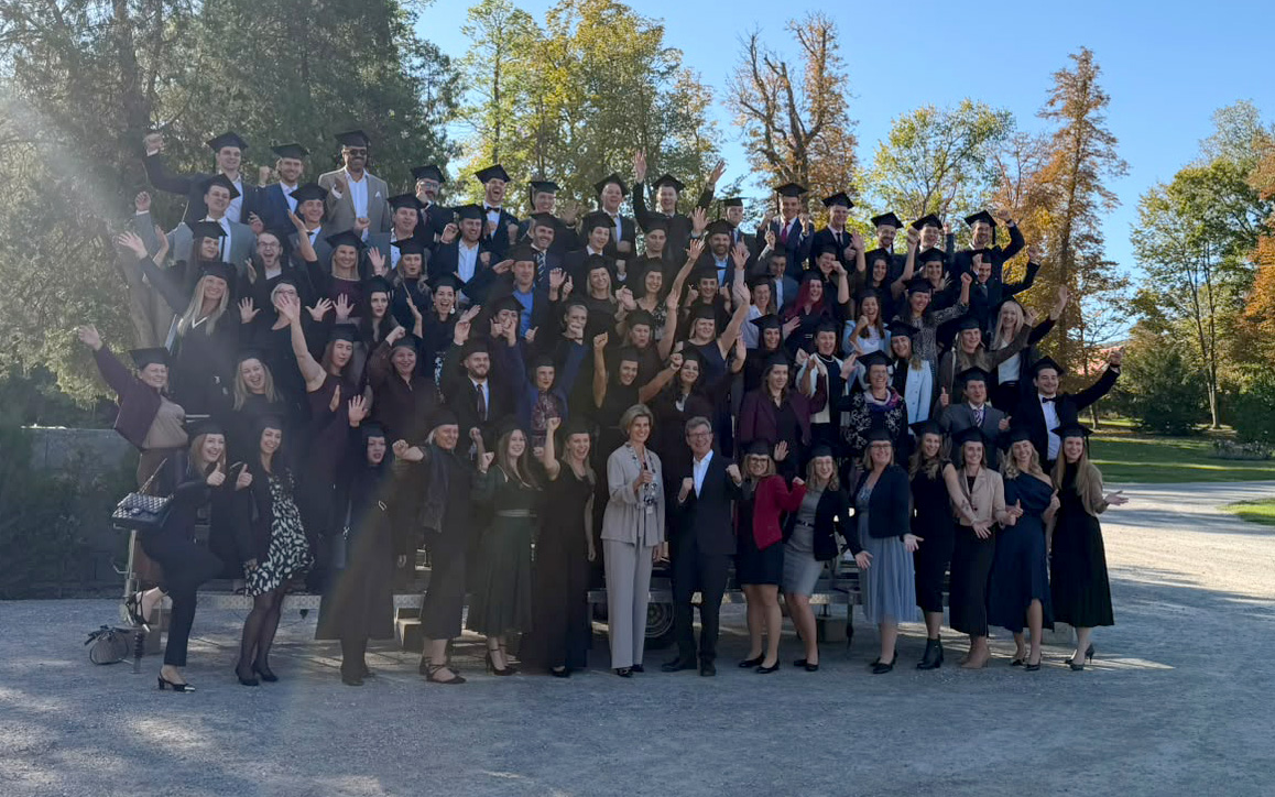 Kurz vor der Verleihung: Gruppenbild der Absolventinnen der Hochschule Burgenland