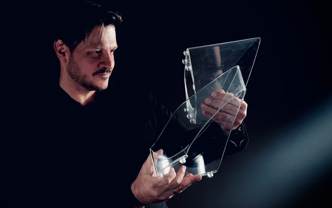 René Nagl kreiert individuelle Designobjekte, die alle Sinne ansprechen. René Nagl hält Designobjekt in den Händen.