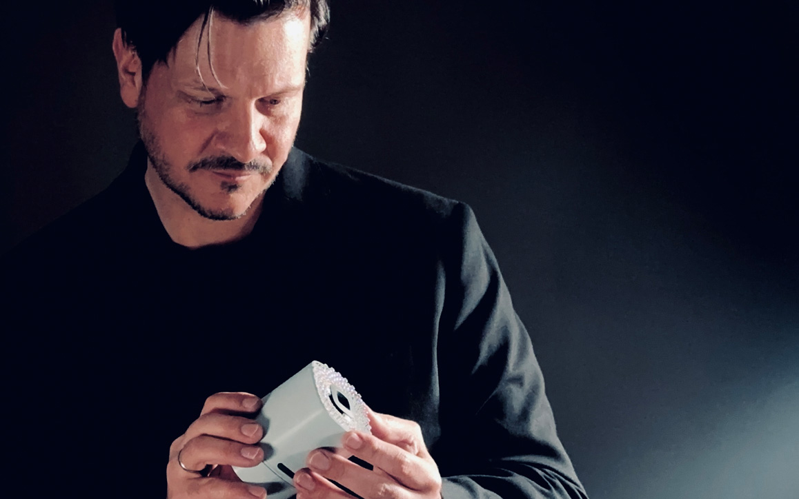 René Nagl mit einem FIVSEN Gerät.
