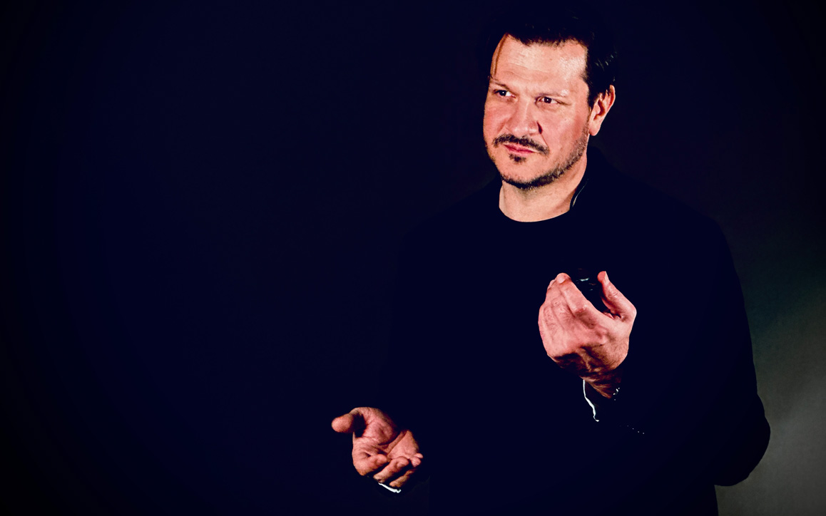 René Nagl, Absolvent des MBA Customer Relationship Management René Nagl erklärt das Konzept seines FIVSEN Portals, das mehrere Sinne wie Licht, Klang und Duft anspricht.