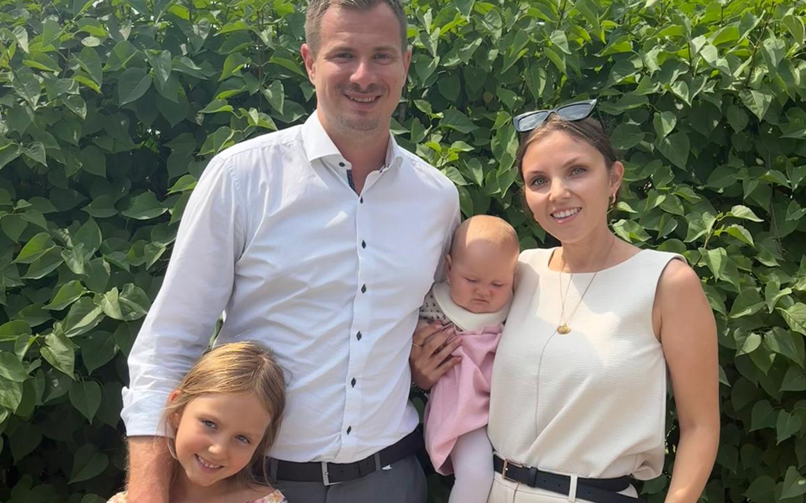 Foto von Alexander Ochs mit seiner Familie.