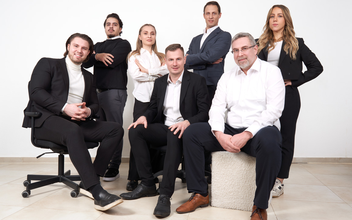 Foto von Alexander Ochs mit seinem Team von Moo Immobilien.