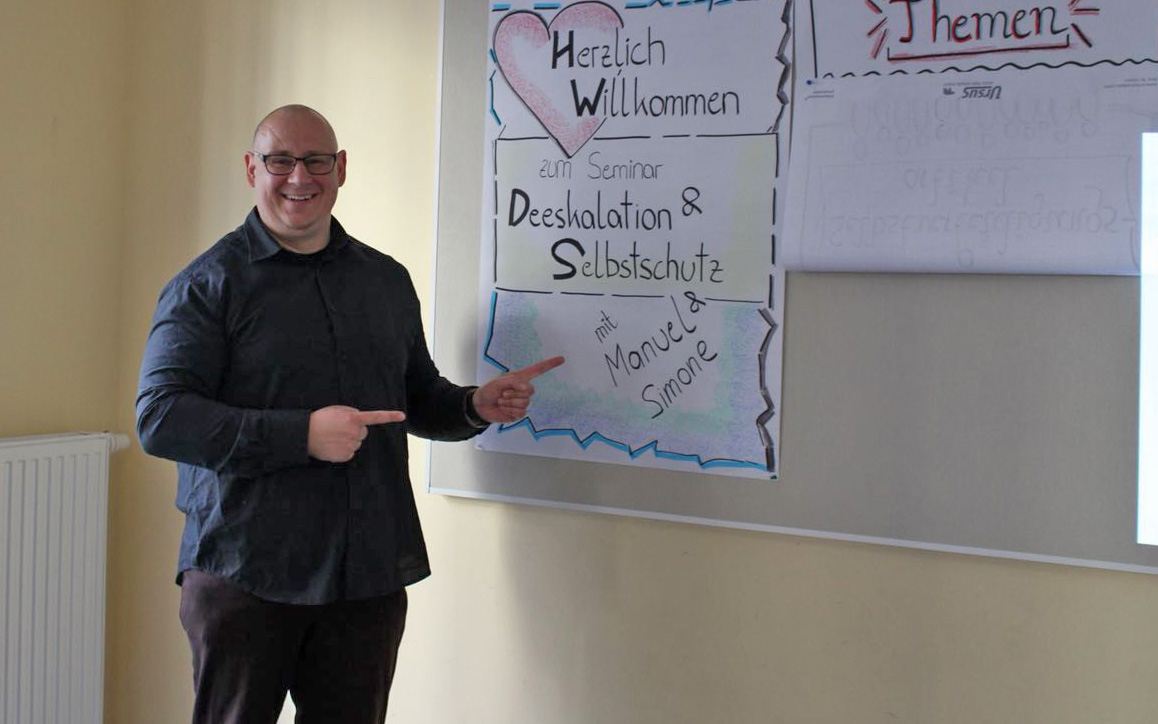 Manuel Rieger bei seiner Tätigkeit als Trainer zum Thema Deeskalation Manuel Rieger bei seiner Tätigkeit als Trainer zum Thema Deeskalation